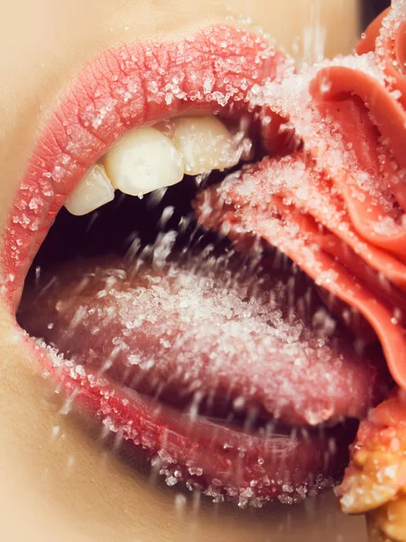 Женские губы и сливки — стоковое фото