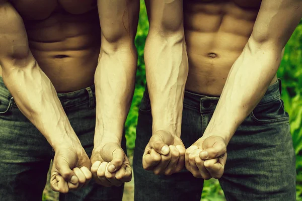 Jeunes Hommes Avec Des Corps Musclés Montrant Des Mains Fortes — Photo