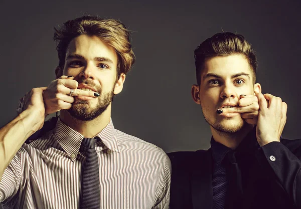 Dois Homens Bonitos Homens Negócios Mantêm Dedos Femininos Com Dentes — Fotografia de Stock