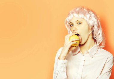 peruk içinde elma ile güzel kız