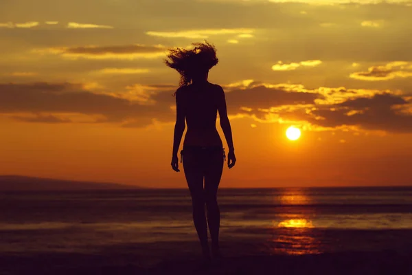 Silhueta Jovem Mulher Praia Perto Mar Água Oceano Noite Crepúsculo — Fotografia de Stock