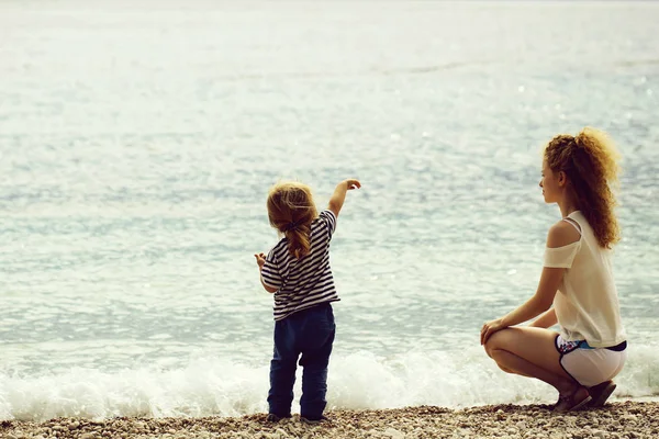 Мать Молодая Женщина Сын Мальчик Сидят Галечном Пляже Рядом Синим — стоковое фото