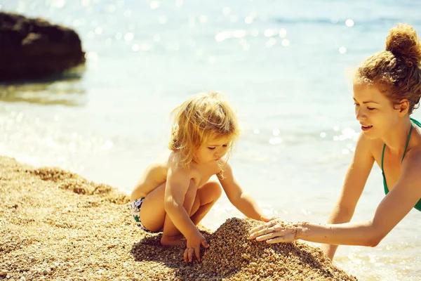 Madre Joven Mujer Hijo Bebé Niño Sentarse Playa Guijarros Cerca — Foto de Stock