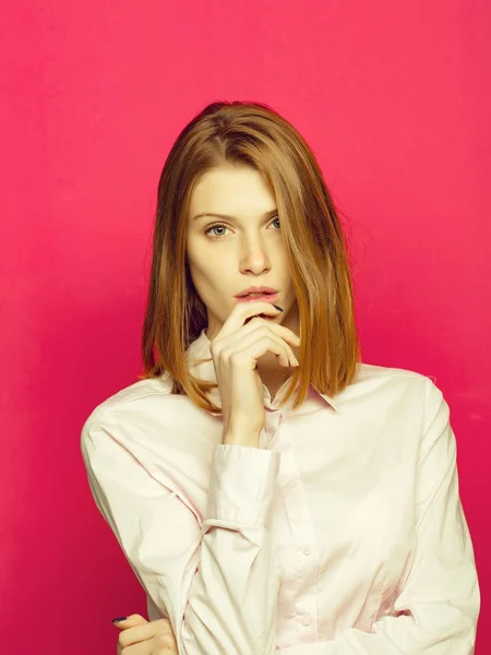 年轻漂亮的女人或时尚性感的女孩 可爱的脸和短金发在办公室衬衫上粉红色背景 — 图库照片