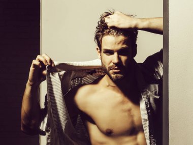 Sakal veya sarışın kaslı maço atlet vücut yakışıklı adamla düğmeleri gömlek gösterir altı paketleri ve abs beyaz arka plan üzerinde kas gövde üzerinde