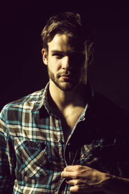 Yakışıklı genç adam.