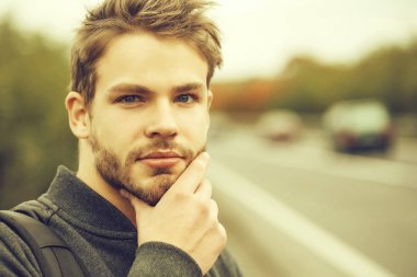 Genç çekici adam sakallı