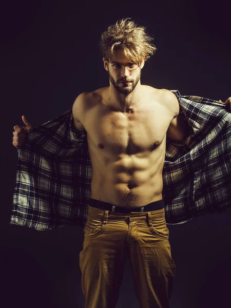 Sexy man opstijgt shirt — Stockfoto