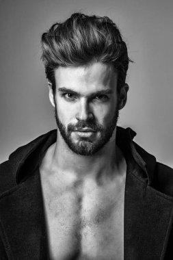 Kas göğüs ile yakışıklı adam