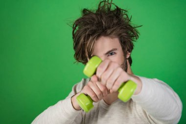 iç çamaşırı eğitim ile halter, dağınık saçlı adam sabah