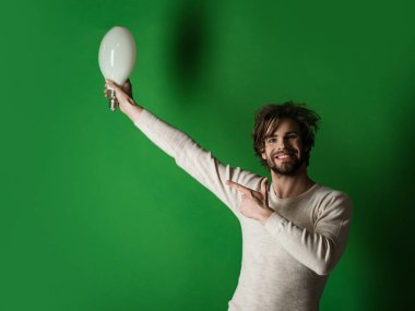 Mutlu adam bir fikri yeşil zemin üzerine sabah.