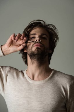 Adam kesme burun kılı makası ile.