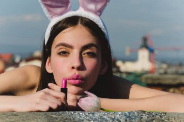 Pembe dudakları ve açık havada ruj ile poz Paskalya kadın