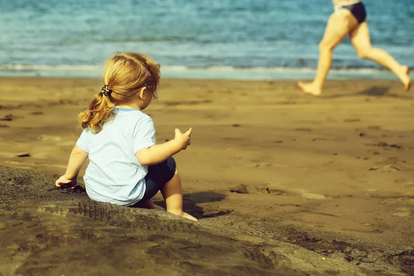 Carino Bambino Con Capelli Biondi Coda Cavallo Shirt Blu Pantaloncini — Foto Stock