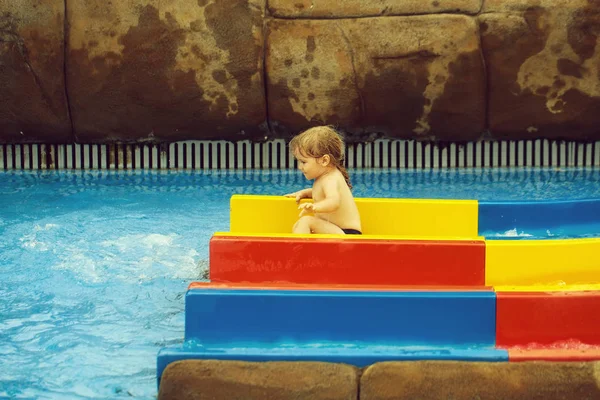 Schattige Babyjongen Met Blond Haar Glijden Van Kleurrijke Glijbaan Blauw — Stockfoto