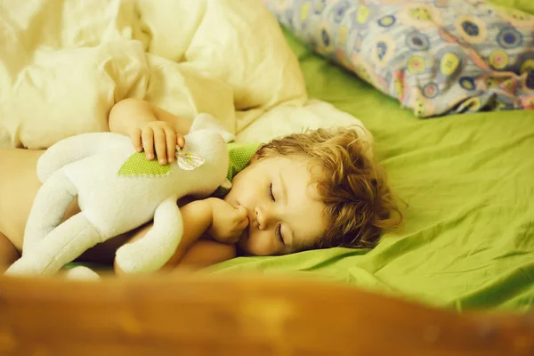 Söt Baby Pojke Barn Med Blont Lockigt Hår Sover Fridfullt — Stockfoto