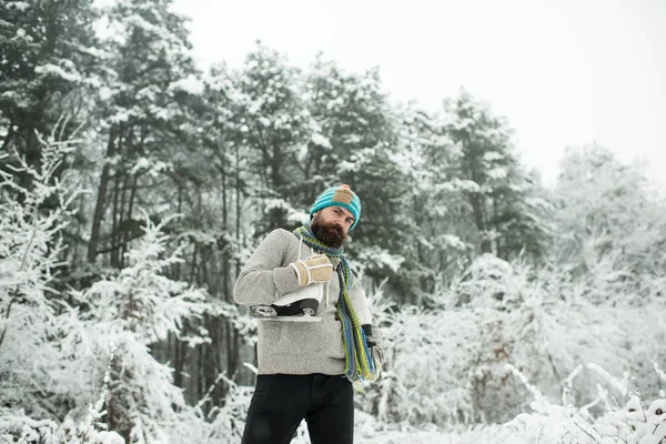 熱ジャケット ひげ暖かい冬の男 冬のスポーツと残り クリスマス 冬のスキンケアとひげの心配 雪に覆われた森でスケートを持つひげを生やした男 — ストック写真