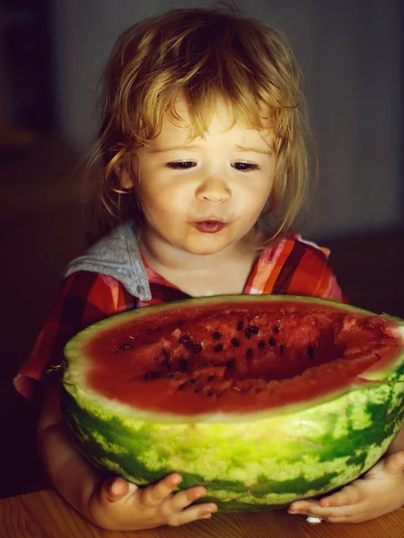 Kleine Schattige Babyjongen Kind Met Blonde Haren Blij Gezicht Eten — Stockfoto