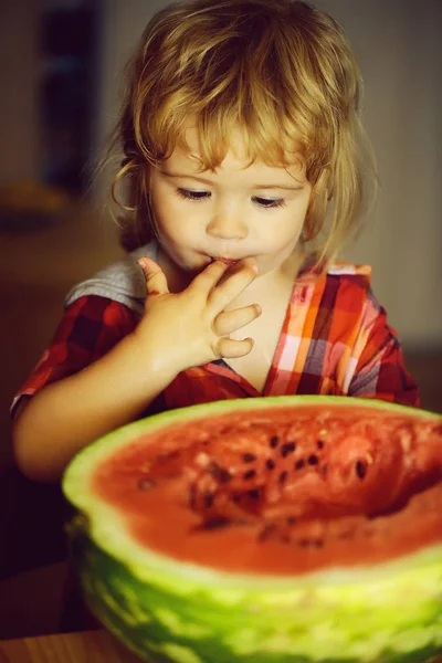 Pequeno Menino Bonito Criança Com Cabelo Loiro Rosto Feliz Comendo — Fotografia de Stock