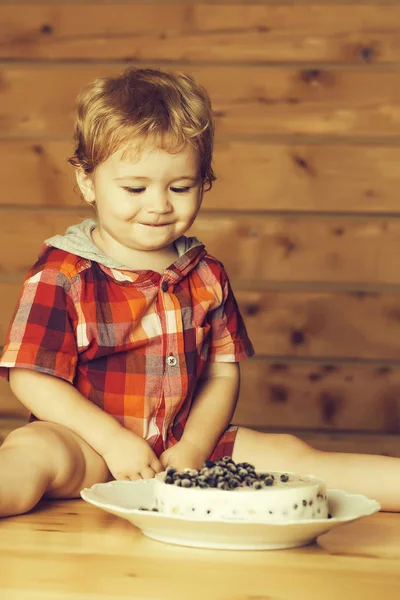 Schattige Baby Jongenskind Met Blond Krullend Haar Eet Heerlijke Taart — Stockfoto