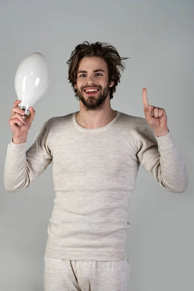 Gelukkig man heeft een idee op een grijze achtergrond, ochtend. — Stockfoto