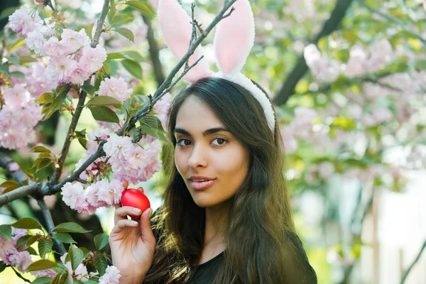 Jarní velikonoční prázdniny, dívka s uši zajíček, sakura — Stock fotografie