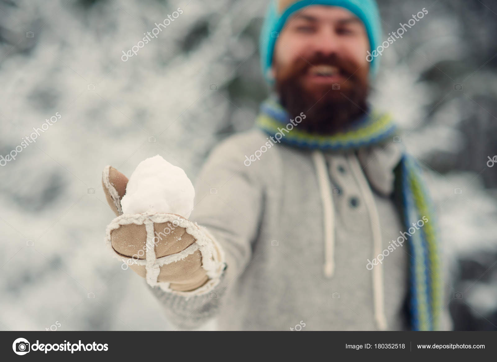 手上的雪球模糊的胡子男子手套 图库照片 C Tverdohlib Com