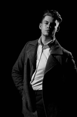 Yakışıklı adam beyaz gömlek ve karanlık kat poz