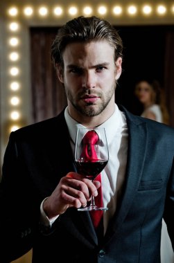 adam tutun şarap cam, sommelier