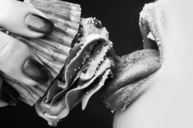 Kadın dudaklar ve krem