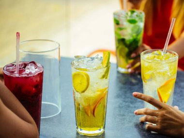 Kokteyller mix meyve ile kızlar için parti içinde bar.