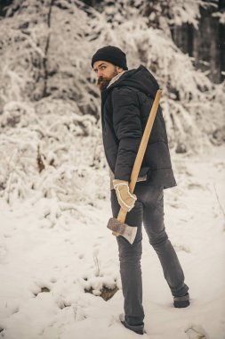 Adam oduncu balta ile termal ceketli.
