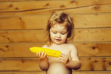 sarı mısır yeme komik küçük çocuk çocuk