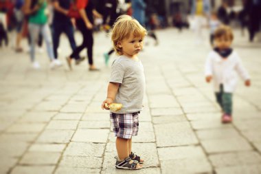 Oynayan kız ile erkek bebek