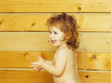 küçük mutlu çocuk