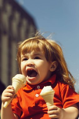 Küçük çocuk dondurma yemek