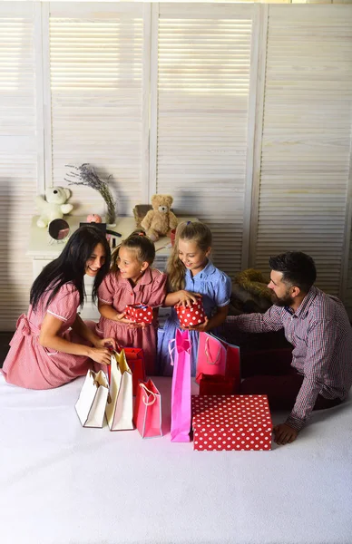 男人, 女人和可爱的孩子在家里的礼物 — 图库照片