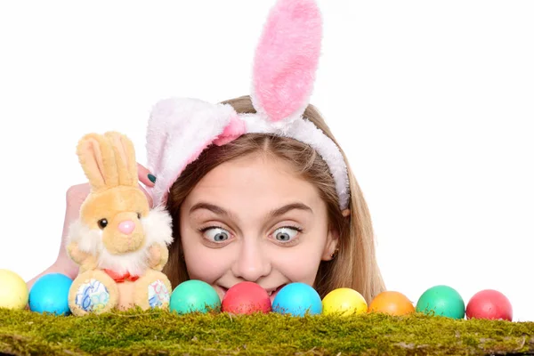 Ευτυχισμένος κορίτσι Πάσχα στα αυτιά λαγουδάκι με πολύχρωμα αυγά, κουνέλι — Φωτογραφία Αρχείου