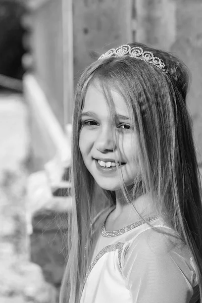 Liten flicka i prinsesskrona — Stockfoto