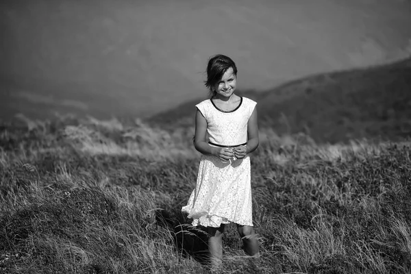 Meisje in bergdal — Stockfoto