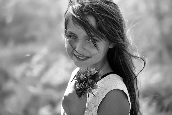 Menina pequena com flores — Fotografia de Stock