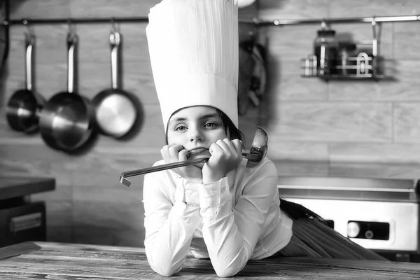 Menina na cozinha com concha — Fotografia de Stock