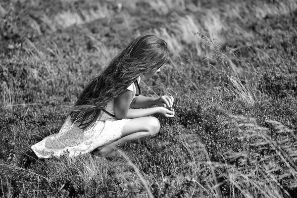 Κορίτσι στην κοιλάδα — Φωτογραφία Αρχείου