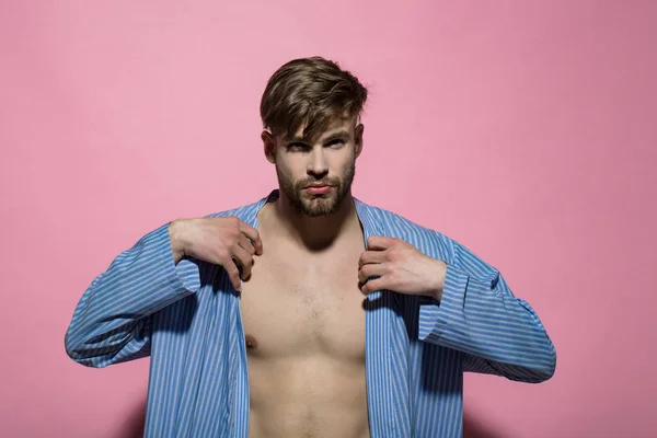 Hombre puso bata azul sobre fondo rosa — Foto de Stock