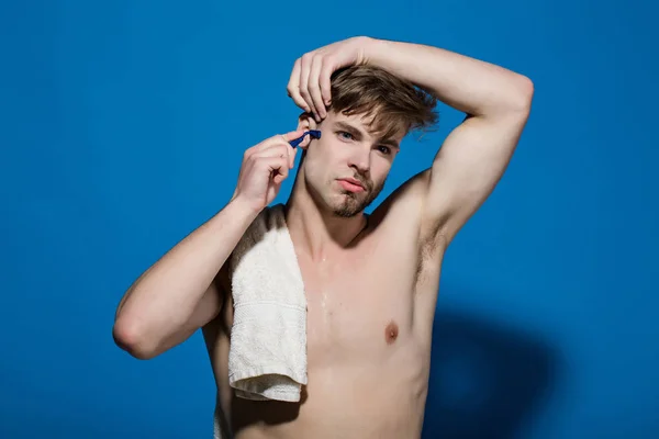 Guy oholit vousy s břitvou a ručník na sexy hrudníku — Stock fotografie