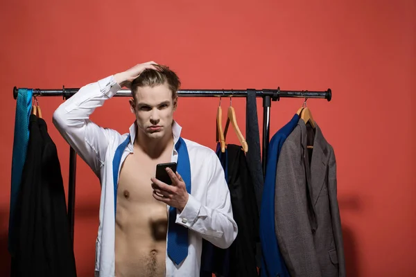 Hombre con smartphone en camisa abierta y corbata — Foto de Stock