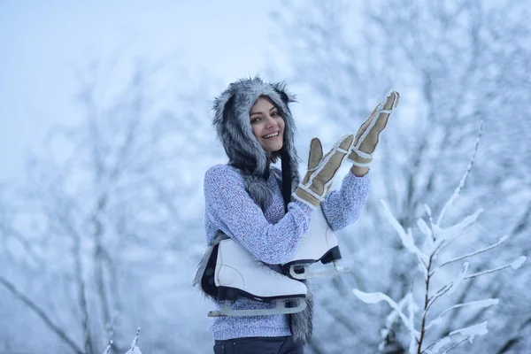Eiskunstläuferin lächelt im verschneiten Wald — Stockfoto