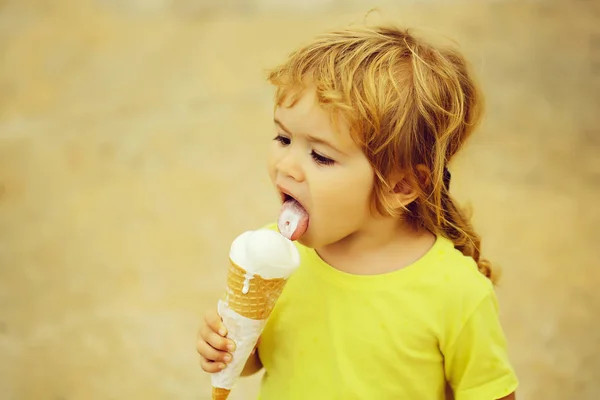 Carino Bambino Bambino Bambino Con Capelli Ricci Biondi Ricci Camicia — Foto Stock