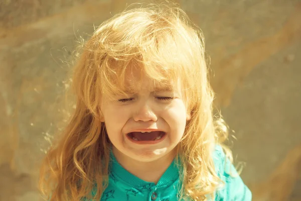 Χαριτωμένο μωρό δυσαρεστημένοι αγόρι κλαίει — Φωτογραφία Αρχείου