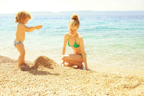 Madre e hijo en la playa — Foto de Stock